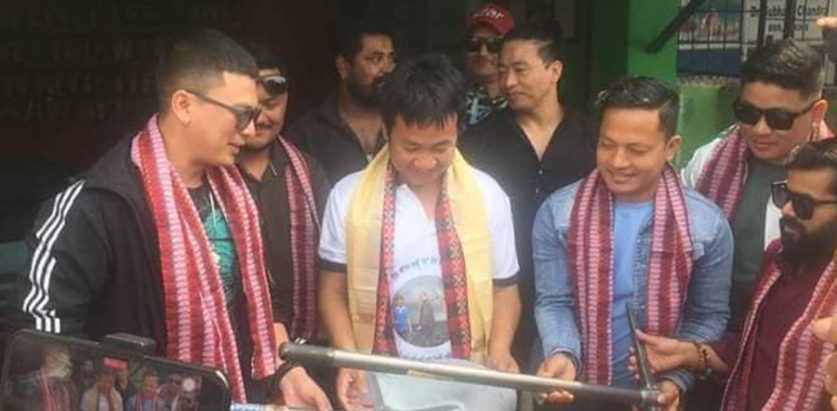 महोत्सवबाट प्राप्त पारिश्रमिकबाट पल शाहले हर्क साम्पाङलाई दिए गैंती-बेल्चा कोसेली