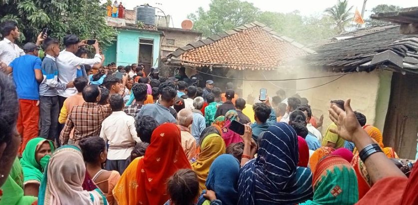 नौ राउण्ड हवाई फायर, सुरक्षाकर्मीसहित ११ घाइते