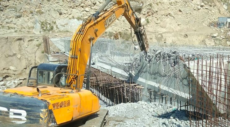 हिमानदीकाे पुल भत्काएर बनाइने