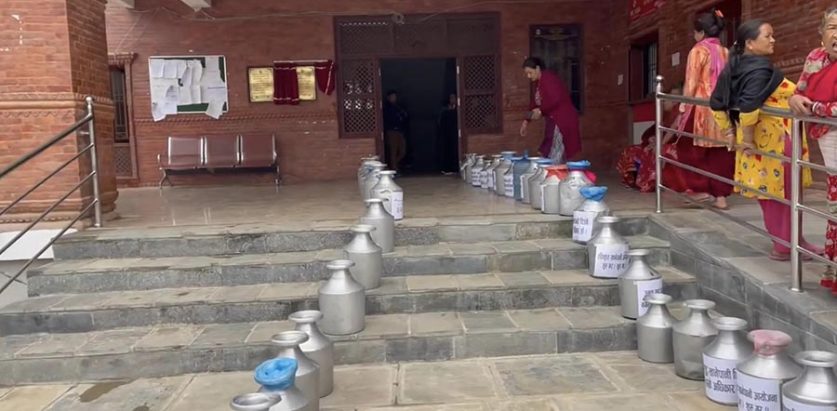 पानी नपाएपछि चन्द्रागिरि नगरपालिकाको कार्यालयमा रित्तो गाग्रीको लाइन