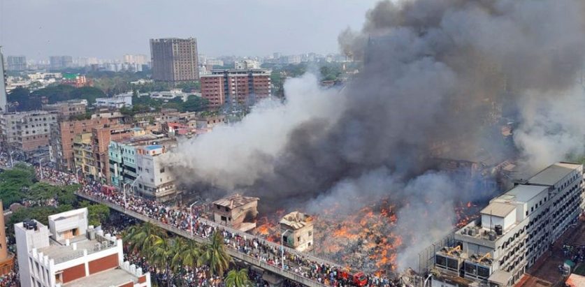 बंगलादेशको राजधानी ढाकास्थित बंगबजारमा आगलागी