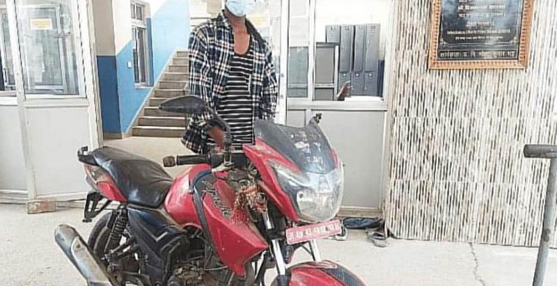 वडाध्यक्षका छोरा चोरीको मोटरसाइकलसहित पक्राउ