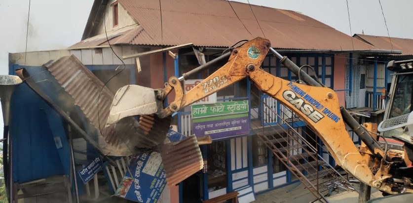 लागत नउठ्दै भत्काइयो टहरा