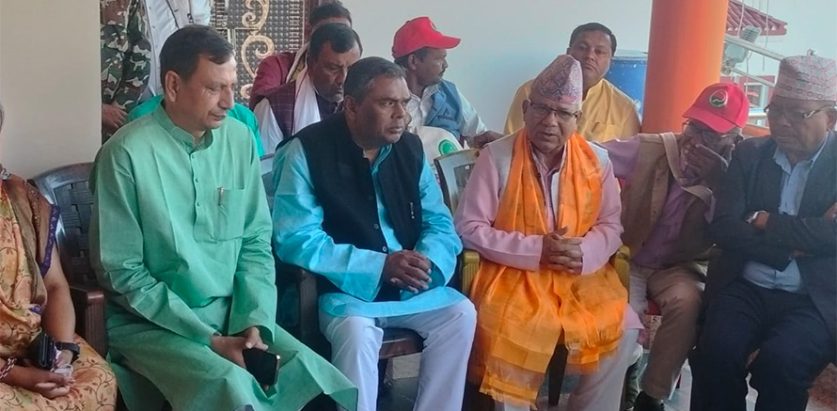 माधव नेपाल बारा पुगे उपेन्द्र यादवलाई भोट माग्न