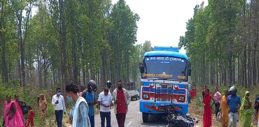 बस र मोटरसाइकल एक आपसमा ठोक्किँदा तीन जनाको मृत्यु