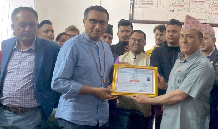 नवनिर्वाचित प्रतिनिधि सभा सदस्य वाग्लेलाई प्रमाणपत्र प्रदान