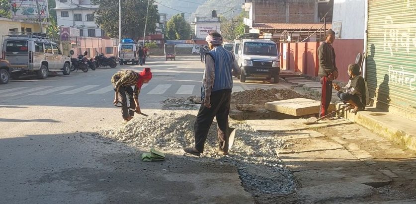सडक मर्मत संभार गर्न जथाभावी रूपमा सडक खनिएका खाल्डाखुल्डी पारिएपछि दुर्घटनाको जोखिम