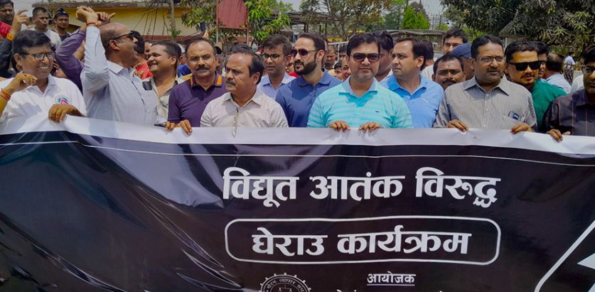 लोडसेडिङ तालिका माग्दै उद्योगी सडकमा