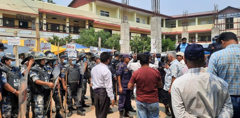 नयाँ किरण कमल कुसुम मावि चितवनको मतदान अवरुद्ध