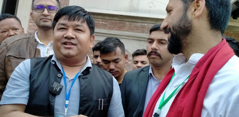 जितनारायण श्रेष्ठले रवि लामिछानेलाई बधाई दिदै नेपालको झण्डा पनि उपहार दिए