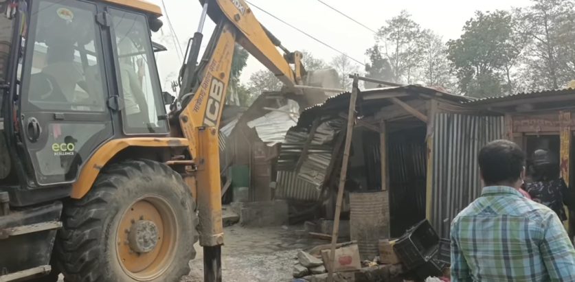 मची राजमार्गका अवैध संरचना फुङलिङ नगरपालिकाले भत्काउन थाल्यो