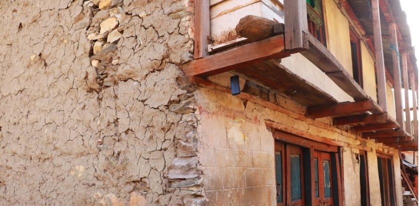 मोबाइल झुण्ड्याएर कुरा गर्न बाध्यता