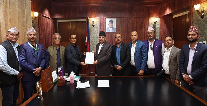 प्रधानमन्त्रीलाई भेटेका पोखरेली भन्छन्, ‘संकटबाट बचाउनुहोस, अन्तर्राष्ट्रिय उडान थालिदिनुहोस’