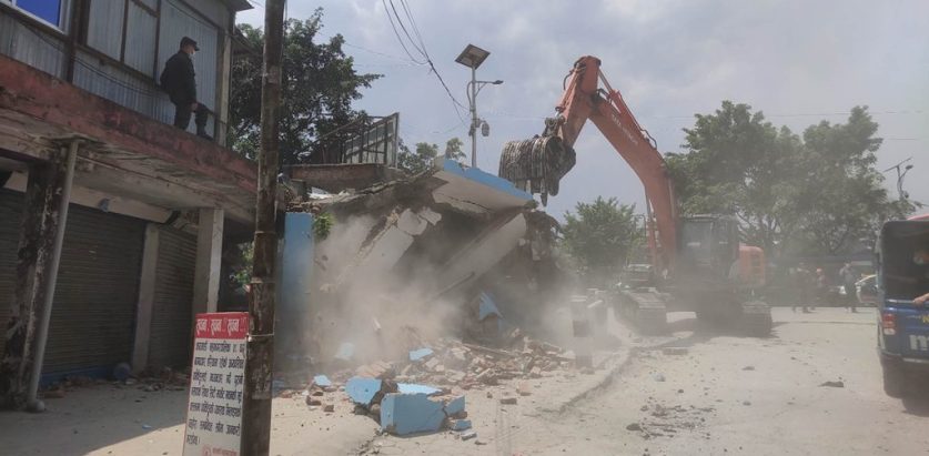 पुरानो बसपार्कको प्रहरी बिट हटाउँदै काठमाडौं महानगर