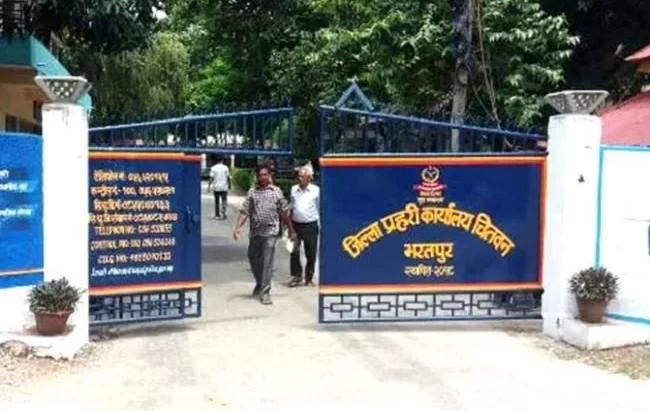 उपनिर्वाचनलाई लक्षित गरेर दुई जनाले बुझाए हतियार