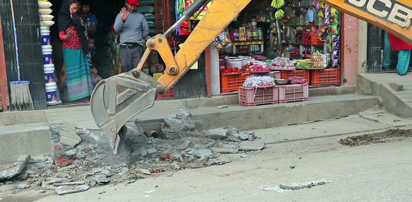 सडक मिचेर बनाइएका घरका पेटी भत्काउन सुरु