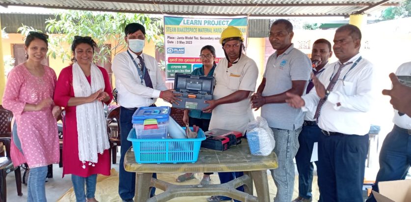 गिद्धा स्कूलमा आसमान नेपालको ४१ प्रकारको प्राविधिक समाग्री सहयोग