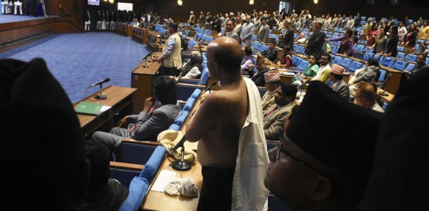 यसरी संसदमै अर्धनग्न बने अमरेशकुमार