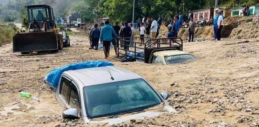 पुरिएका गाडी हटाएपछि वीपी खुल्यो राजमार्ग