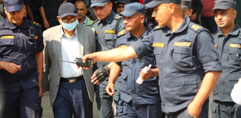 पूर्वगृहमन्त्री खाँण अदालत जाँदै