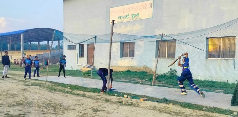 रङ्गशालाको एउटा कुनामा अभ्यास गर्दै खेलाडी