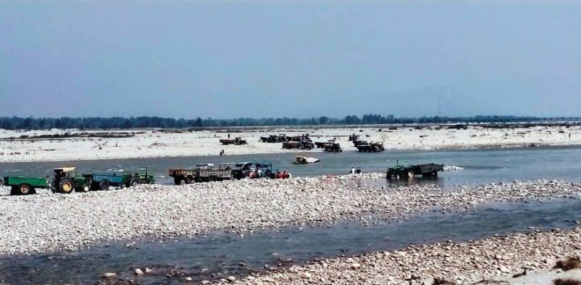 नदीजन्य पदार्थ ढुवानी गर्न लामबद्ध ट्रयाक्टर