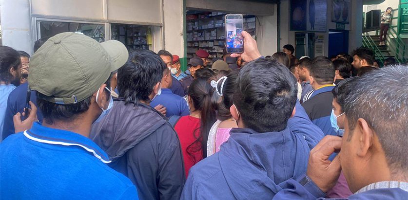 बिरामीको मृत्युपछि,फार्मेसी तोडफोड, १० लाखमा सहमति
