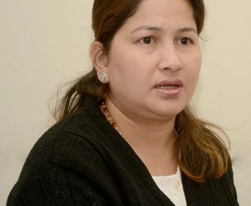 रेशमलाई माफी नदिन माग गर्दै राष्ट्रपति कार्यालयमा निवेदन दिँदै पीडित