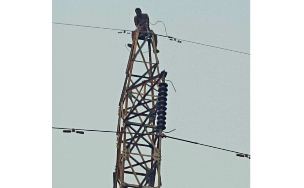 मोरङका एक युवा हाइटेन्सन लाइनमा