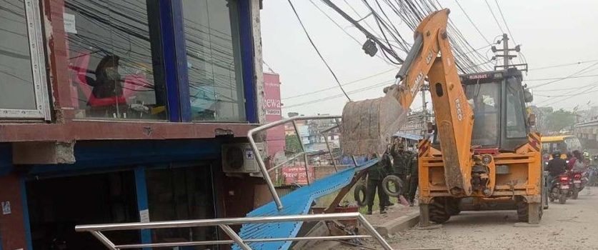 मनोहरा क्षेत्रमा चल्यो डोजर