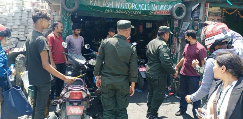 सडक आवागमनमा अवरोध गरेर सञ्चालन भएका ३४ मोटरसाइकल वर्कसपलाई कारबाही