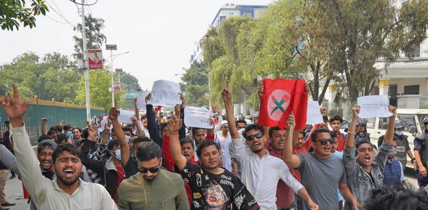 बालकृष्ण खाँणलाई निलम्बन गर्न नेविसंघको प्रदर्शन