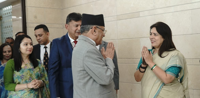 नयाँ दिल्लीमा, राज्यमन्त्रीले गरिन् प्रचण्डलाई स्वागत