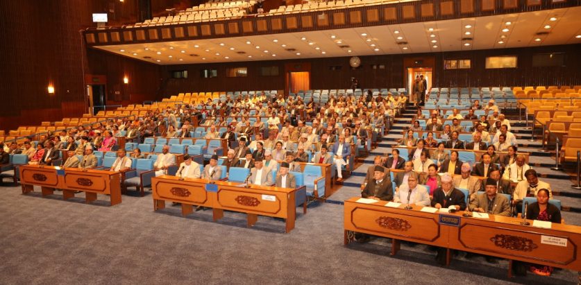 अर्थमन्त्रीले गर्दा बैठक १५ मिनेट स्थगित