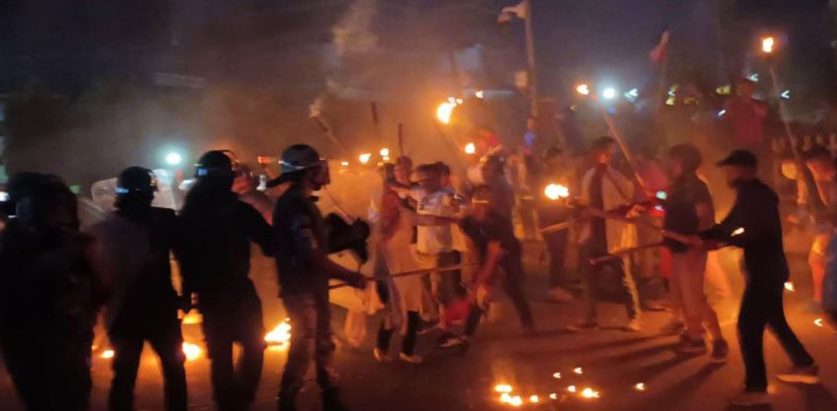 झापामा प्रहरीद्वारा अश्रु ग्यास प्रहार, दर्जन बढी घाइते