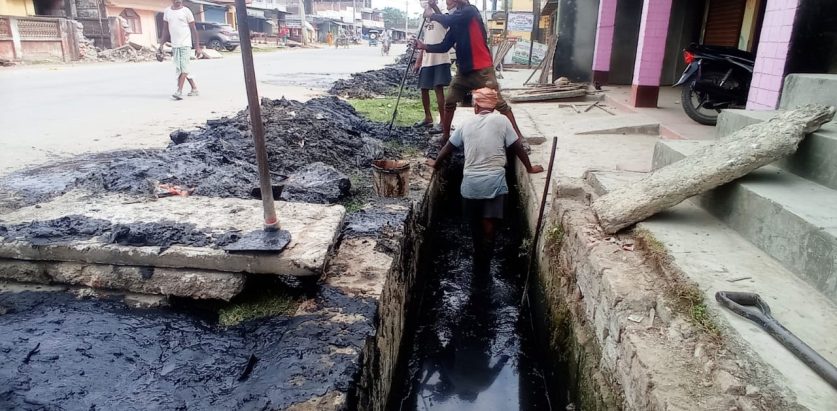 वर्षा सुरु हुनुअघि इनरुवा नगरपालिका २ मा नाला सफाइ