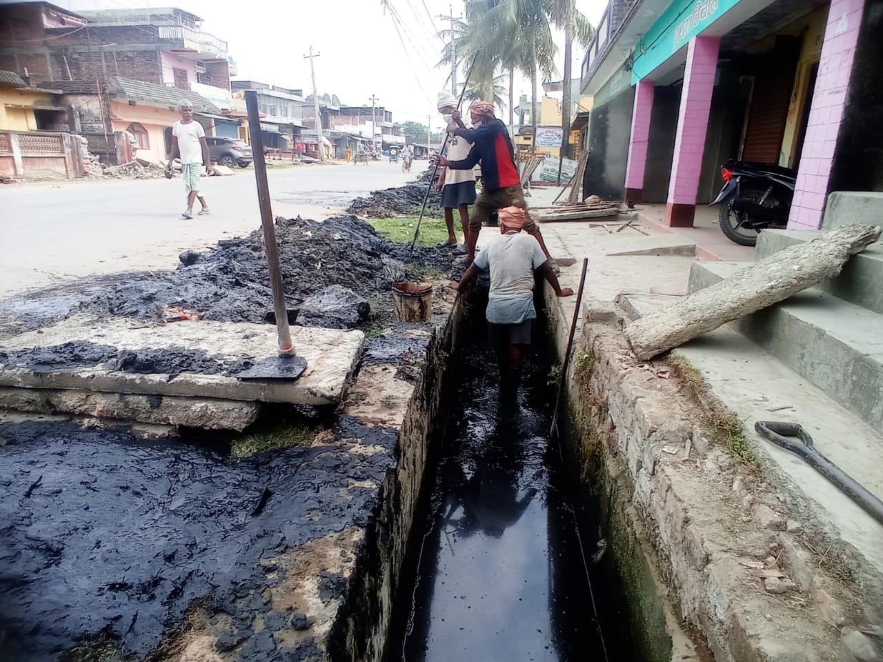 वर्षा सुरु हुनुअघि इनरुवा नगरपालिका २ मा नाला सफाइ