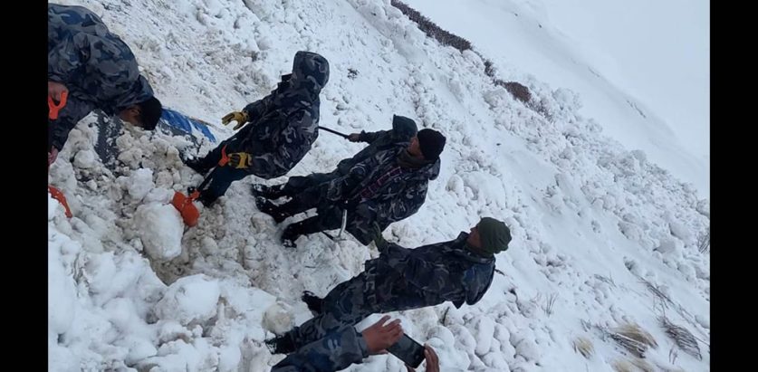 दार्चुलामा हिमपहिरो अपडेट : भारतीय सडक प्रयोग गरी शव खलंगा ल्याइँदै, दुईजना अझै बेपत्ता