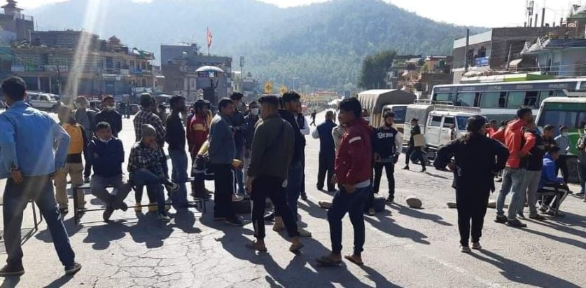 पक्राउको माग गर्दै,राजमार्ग बन्द