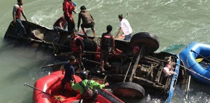 बस नदीमा खस्दा १५ जनाको मृत्यु