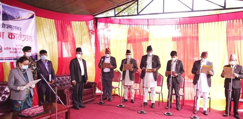 नवनियुक्त मन्त्रीले लिए शपथ