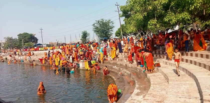 दशरथ तलाउमा स्नान गर्नेको भीड