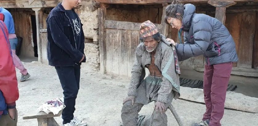 गाउँ गाउँमा पुगेर उपचार गर्दै विदेशी चिकित्सक मार्ता