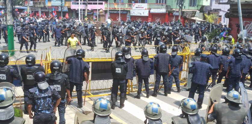 प्रदर्शनकारी र सुरक्षाकर्मीबीच झडप