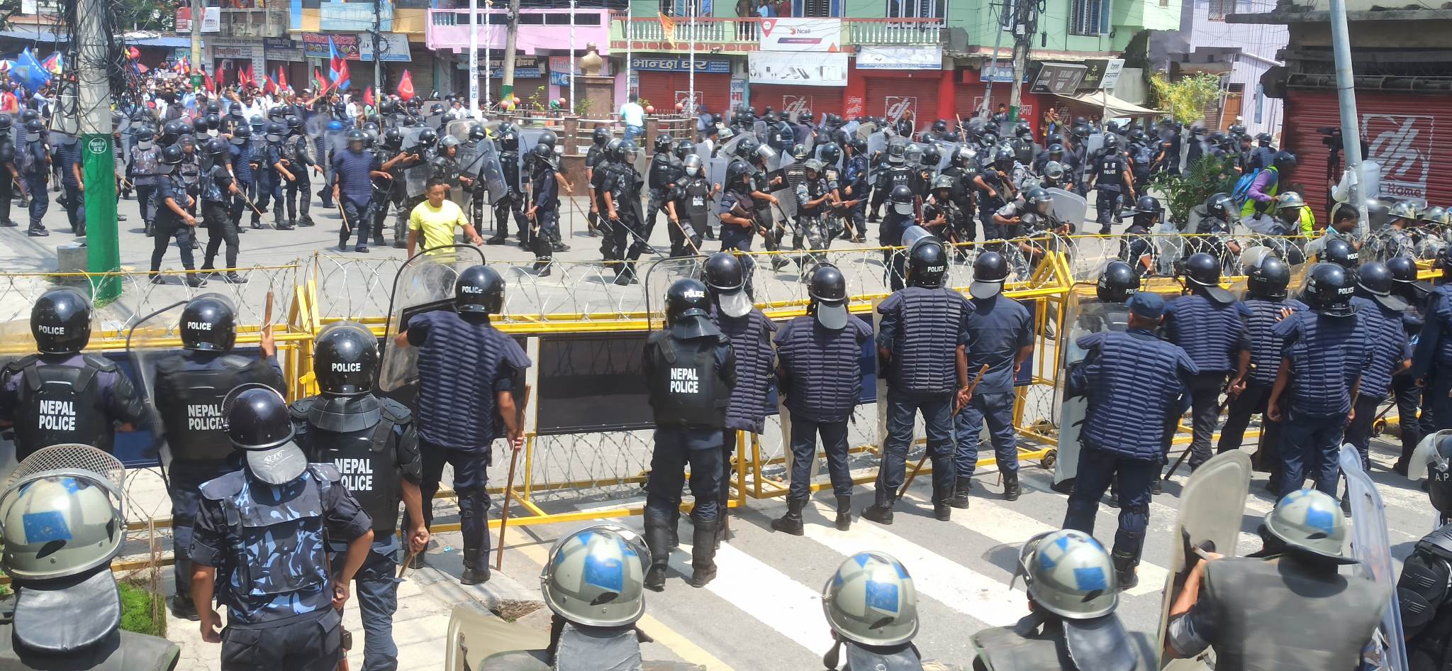 प्रदर्शनकारी र सुरक्षाकर्मीबीच झडप