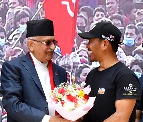 खुट्टा गुमाएका कीर्तिमानी आरोहीलाई ओलीको सम्मान