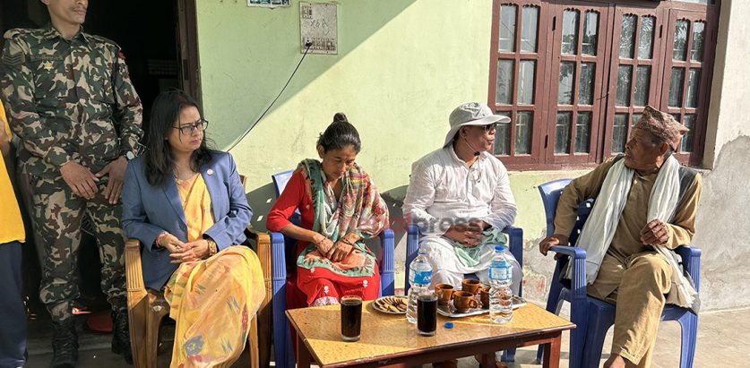 टीकापुर घटनामा मारिएका टेकबहादुर साउदको घरमा पुगेर रेशम-रन्जिताले भने- घटनाको सत्यतथ्य बाहिर आउनुपर्छ