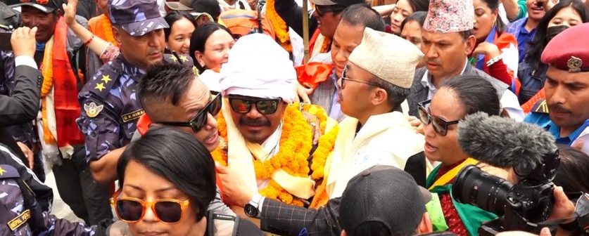 दुवै खुट्टा नभएका सगरमाथा आरोहीलाई स्वागत गर्दै