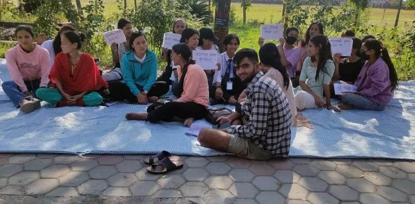 शिक्षकको माग गर्दै टीकापुर क्याम्पसका विद्यार्थी धर्नामा