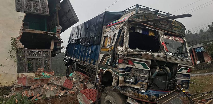 घरमा ठोक्कियो ट्रक